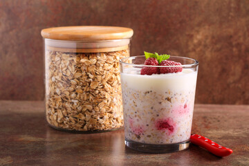 Overnight oats with berries