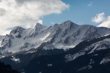 Verschneite Berggruppe im Pinzgau