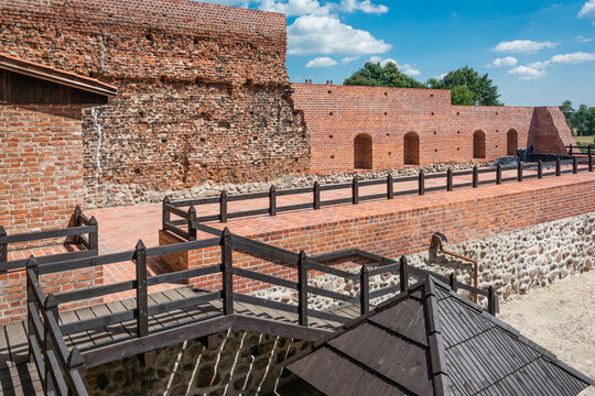 mury obronne w zamku Liw