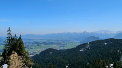Fototapeta na wymiar Nesselwang, Deutschland: Blick auf den allgäuer Alpenbogen