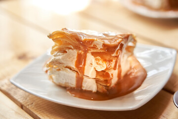        Dessert Thousand Leaves is a common dessert in bakeries in Colombia. 