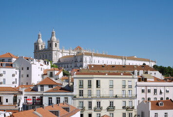 Fototapeta na wymiar Lissabon: Blick vom Aussichtspunkt Miradouro das Portas do Sol zur Kirche Igreja de São Vicente de Fora