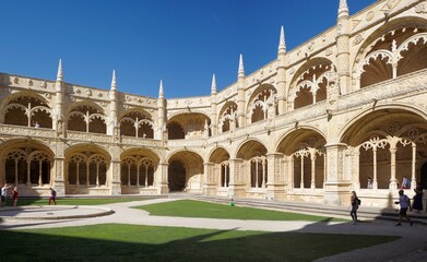 Obraz premium Das Mosteiro dos Jerónimos (auch Mosteiro de Belém; deutsch Hieronymuskloster) ist ein Bauwerk in Lissabon (Portugal) Im Stadtteil Belém