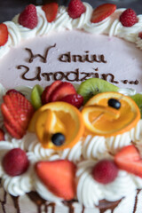 Obraz premium fruit cake with the word birthday