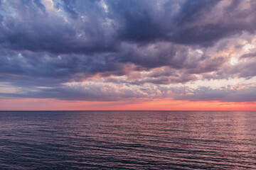 Obraz premium Sunset view of the sea coast at summer time.