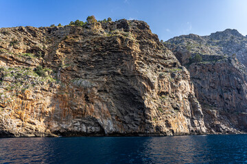 Fototapeta na wymiar Wilde Nordwest-Küste Mallorca: Bootsfahrt mit Blick auf Küste zwischen Cala de Sa Calobra und Port de Soller - Nähe Bucht Cala Tuent