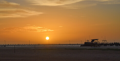 Fototapeta premium Ocaso en un muelle solitario