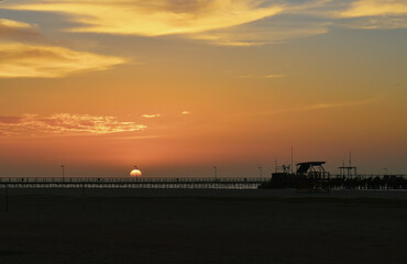 Obraz premium Crepúsculo a través del muelle