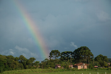 Arco-&iacute;ris no final da tarde na beira da estrada em Carambe&iacute; no Paran&aacute;, Brasil.