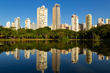 Fototapeta na wymiar Vista do Lago do Parque Vaca Brava em Goiânia.