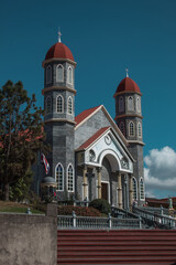 Obraz premium general shot of the church of San Rafael in Zarcero with a clear blue sky on a summer afternoon