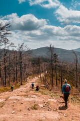 Trekking Beskid Śląski ludzie idący szlakiem 