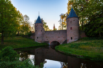 Obraz premium Old water gate Monnikendam in Amersfoort city. Two towers are connected to an arch gate.
