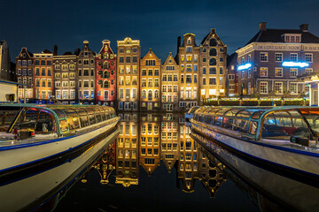 Fototapeta na wymiar Amsterdam Damrak traditional Dutch architecture at night
