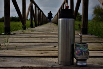 Mate, termo y puente