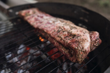 Carne sobre barbacoa de carbon encendida mientras se hace