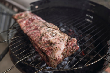 Carne sobre barbacoa de carbon encendida mientras se hace