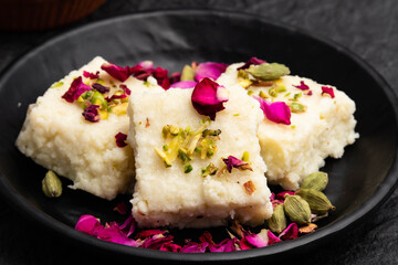 Indian Mithai Hot Kalakand Burfi Also Known As Alwar Mawa Qalaqand Barfi, Mishri Mava Or Khoa Milkcake Is Made Of Solidified Milk Meetha Doodh Khoya Malai Paneer. Topped With Crushed Pista And Elaichi