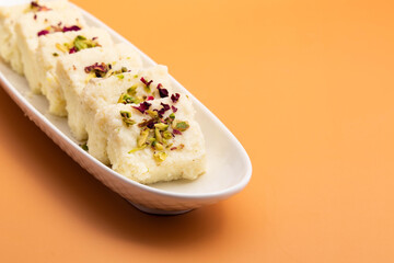 Indian Mithai Hot Kalakand Burfi Also Known As Alwar Mawa Qalaqand Barfi, Mishri Mava Or Khoa Milkcake Is Made Of Solidified Milk Meetha Doodh Khoya Malai Paneer. Topped With Crushed Pista And Elaichi
