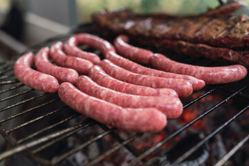 Carne sobre barbacoa de carbon encendida mientras se hace