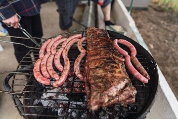 Carne sobre barbacoa de carbon encendida mientras se hace