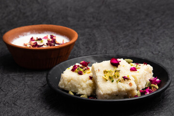 Indian Mithai Hot Kalakand Burfi Also Known As Alwar Mawa Qalaqand Barfi, Mishri Mava Or Khoa Milkcake Is Made Of Solidified Milk Meetha Doodh Khoya Malai Paneer. Topped With Crushed Pista And Elaichi