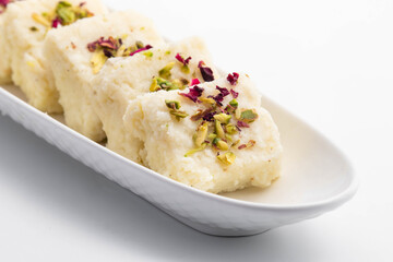 Indian Mithai Hot Kalakand Burfi Also Known As Alwar Mawa Qalaqand Barfi, Mishri Mava Or Khoa Milkcake Is Made Of Solidified Milk Meetha Doodh Khoya Malai Paneer. Topped With Crushed Pista And Elaichi