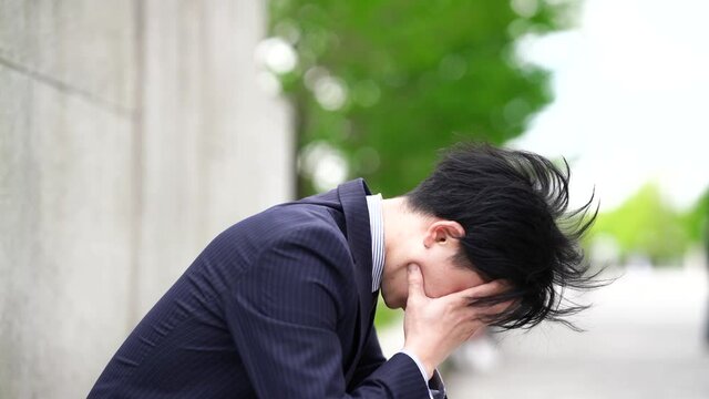 悩む男性