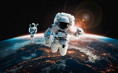 Astronaut-ruimtevaarder doet ruimtewandeling terwijl hij voor een ruimtestation in de ruimte werkt. Astronaut draagt een volledig ruimtepak voor ruimteoperaties. Elementen van deze afbeelding geleverd door NASA-ruimteastronautenfoto& 39 s.