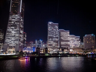 Fototapeta na wymiar 【横浜みなとみらい】ヨコハマエアキャビンとランドマークタワーのある夜景