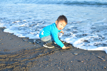 海岸で遊ぶ男の子