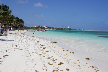 Hermosa playa en el caribe con turistas