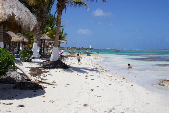 Ni&ntilde;os jugando en la playa de Mahahual, M&eacute;xico