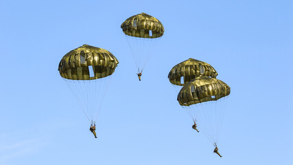 13式空挺傘パラシュートで降下する陸上自衛隊の空挺団（習志野市・千葉）