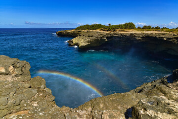 Obraz premium A sea cave with rainbow in Bali, Indonesia