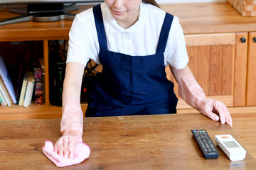 リビングを掃除するハウスキーパー（家政婦）の女性達