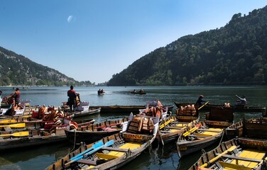 Fototapeta na wymiar lake view of Nainital
