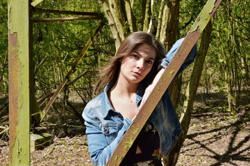 Belle femme seule dans une forêt