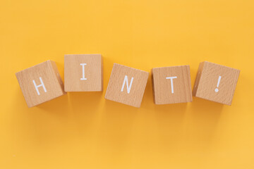 ヒント｜「HINT」と書かれた積み木