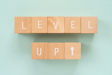 レベルアップ｜「LEVEL UP」と書かれた積み木ブロック