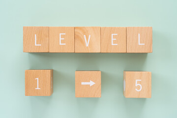 レベル｜「LEVEL」「1→5」と書かれた積み木ブロック