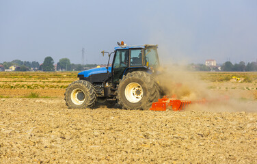 Obraz premium Aratura con trattore