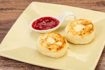 Cottage cheese pancakes with strawberry jam