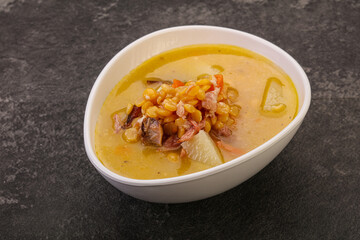 Pea soup with smoked ribs