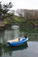 Bateaux sur la rivière de Brigneau, commune de Moëlan-sur-Mer (Bretagne, Finistère sud, France)