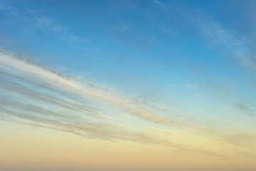 Himmel am Morgen mit Wolkenstreifen