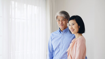 笑顔のシニア夫婦