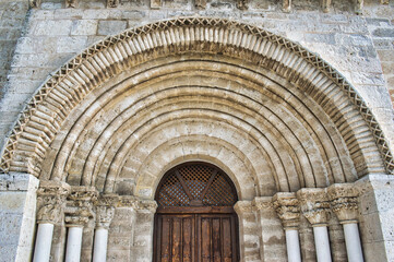 Detalle arco y portada de estilo románico en la iglesia San Juan evangelista en la localidad de Arroyo de la Encomienda, Valladolid