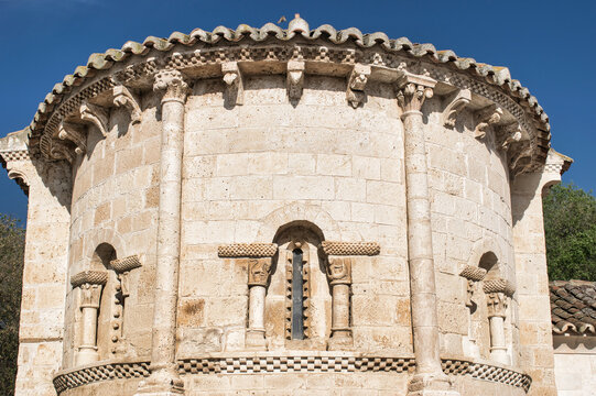 Hermosa arquitectura rom&aacute;nica de la iglesia parroquial San Juan evangelista en Arroyo de la Encomienda, Valladolid. Frisos y capiteles en relieve de piedra
