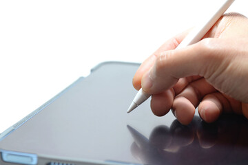 タブレットにタッチペンで書き込む手のアップ